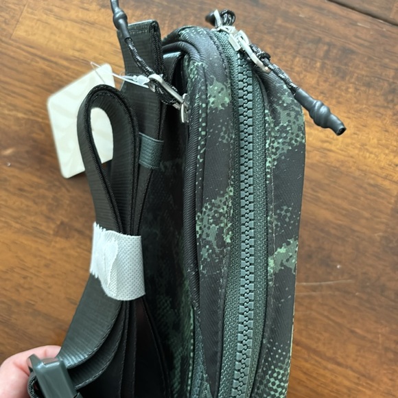 Fabletics Belt Bag NWT SALE - Picture 5 of 8